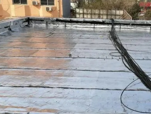 海口卫生间漏水维修公司分享下海口屋面楼顶防水刚性防水层施工要点。
